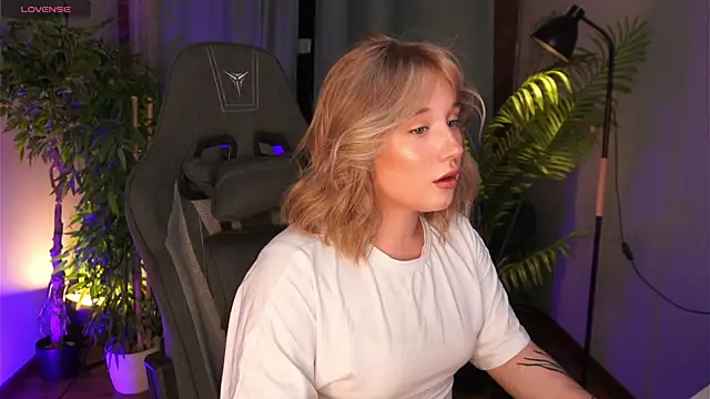 AliceTrenton live cam on StripChat