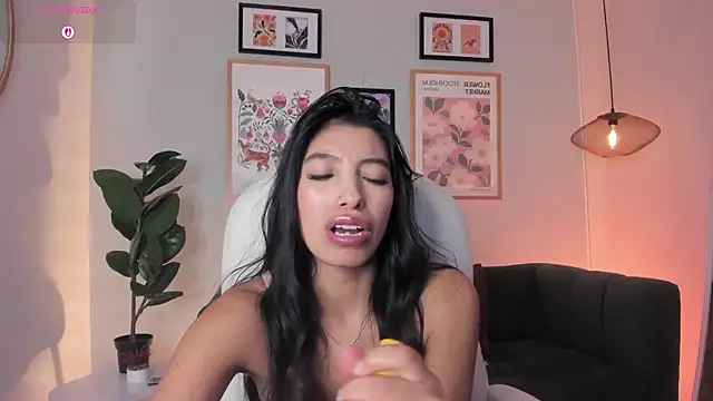Tiffany_Low webcam