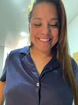pretty__milf - Pretty__Milf's free webcam - UK Sex Cams