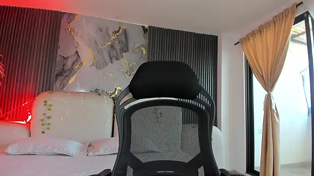 CarolineFyre webcam