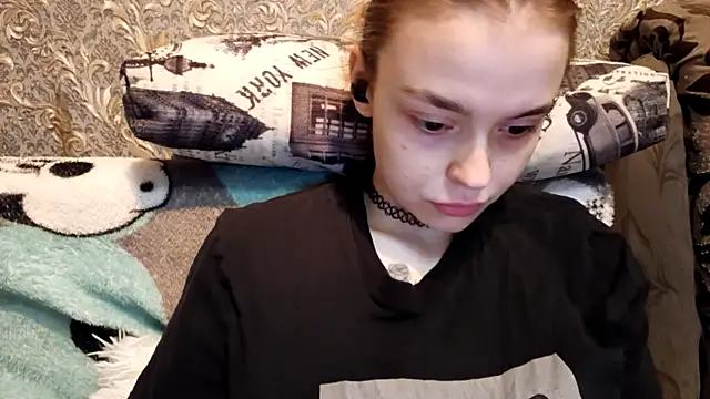 CaraDelevingnee webcam