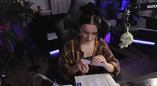 KiraLiLime webcam