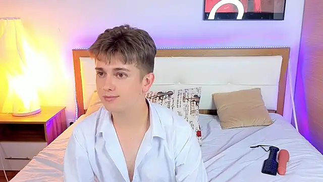 Miless_Cooper webcam