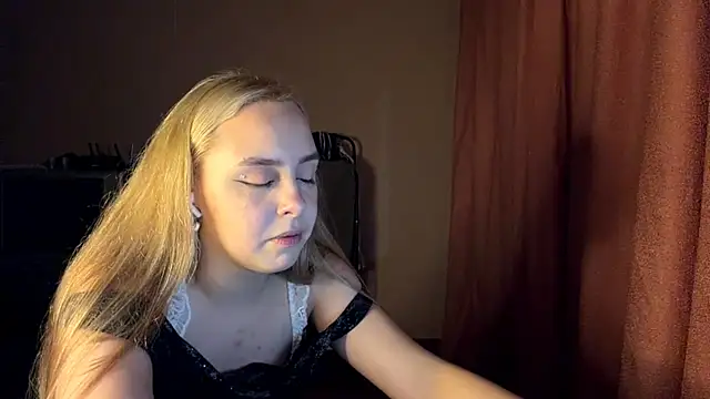ZoraDearmon webcam