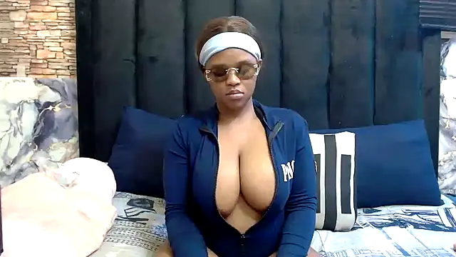 SexyBaddieXXX live cam on StripChat