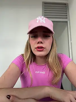 nicolecut (F young) - FLASH BOOBS IN THE CAFETERIA