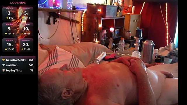 Pussyeat2please webcam