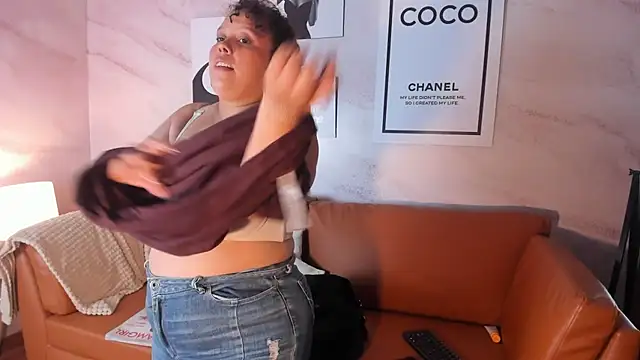 Zara_Holly_
