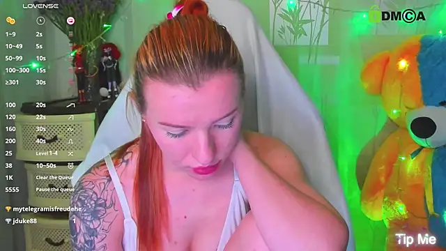MeganNewCat live cam on StripChat