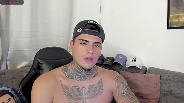sweetlatinoboy live cam on StripChat