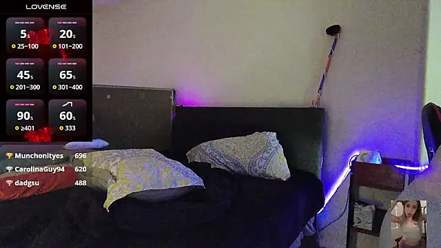 Blondiewithanass webcam