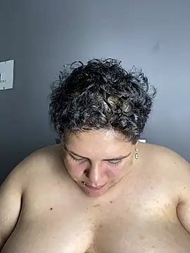 Hailey_Curvy