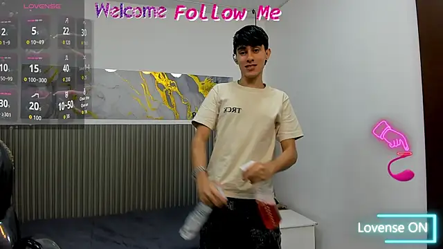 Dyla_n18 live cam on StripChat
