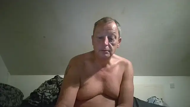 chubbybear2cum live cam on StripChat