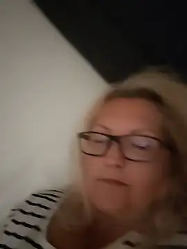 Divineblond webcam