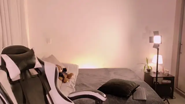 ChloeMoreti live cam on StripChat