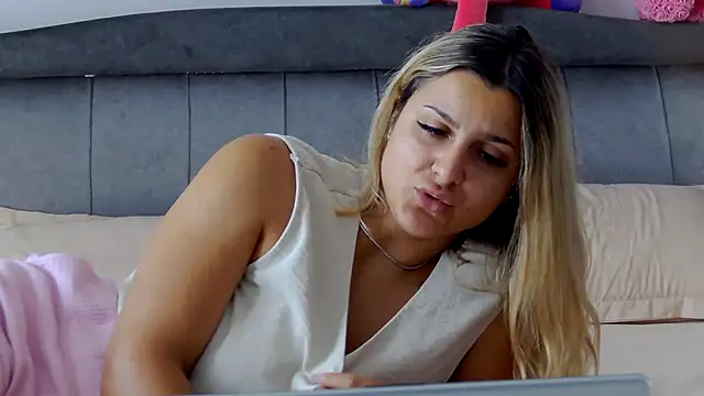 NicolePlay webcam
