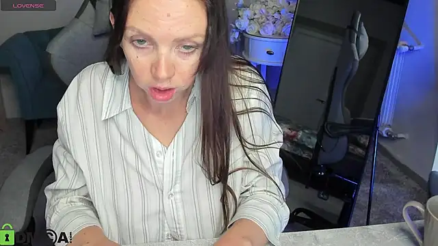 EmilyStevart live cam on StripChat