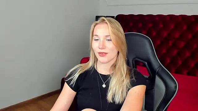 ElaraVoltage live cam on StripChat