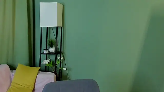 leticiaromano (F milf) - lower the strap