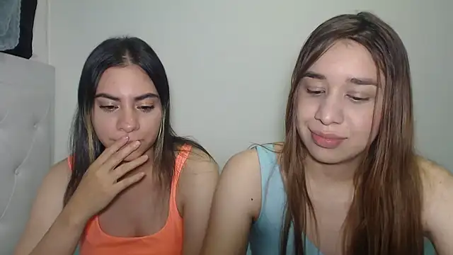 Sofiandwendy live cam on StripChat