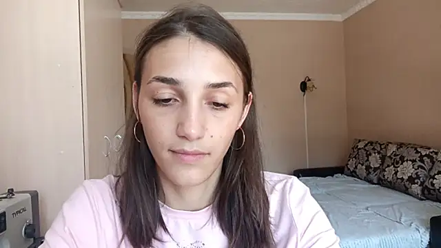 kenyattakatzman (F young) - Should I CREAM to my lips?