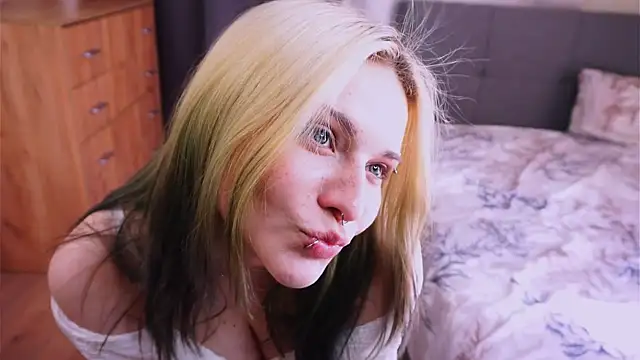 KaleyMahunik live cam on StripChat