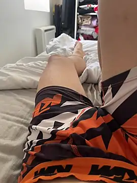 enzo_2763 (M twink) - J'enlève le pantalon
