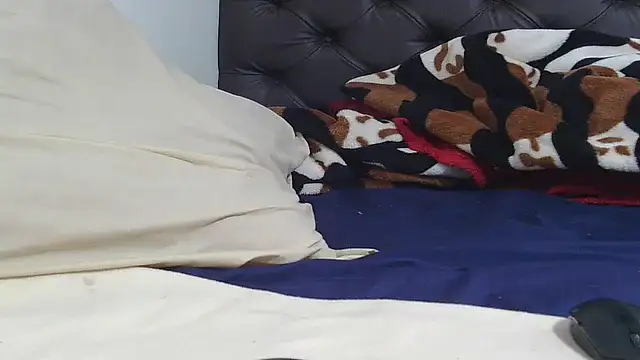 sluttylaura21 webcam