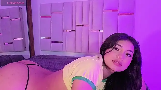 Mikaela-Banes webcam