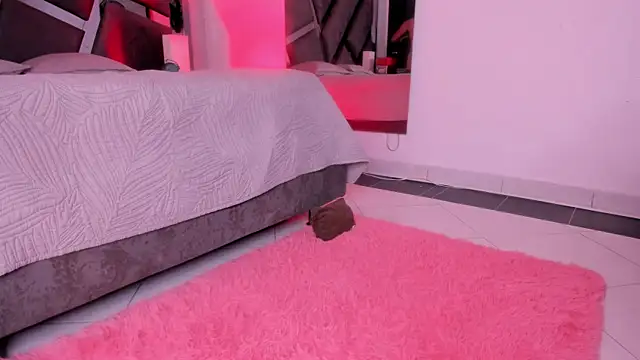 Radiant_Naomi webcam
