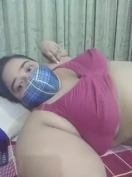 momo_loves webcam