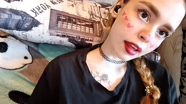 CaraDelevingnee webcam