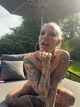 Lara-CumKitten webcam