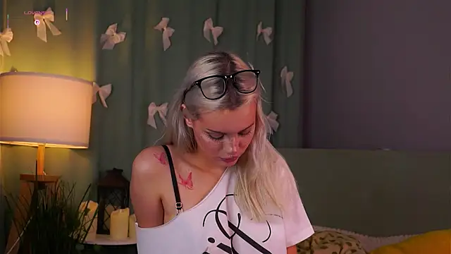 ReneaGilley live cam on StripChat
