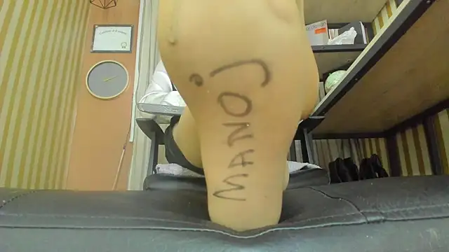 scarlett_barnes (F milf) - Your name is the sole of my foot🦶✏️
