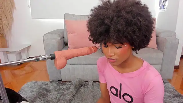 NaomiSaenz_ webcam