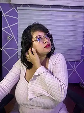 MiiaaJoness webcam