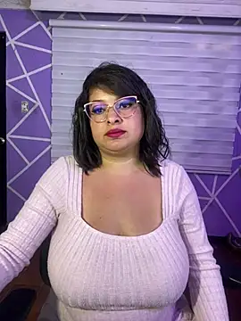 MiiaaJoness webcam