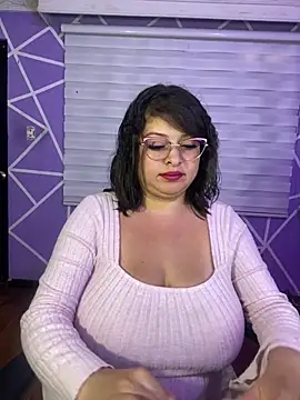 MiiaaJoness webcam