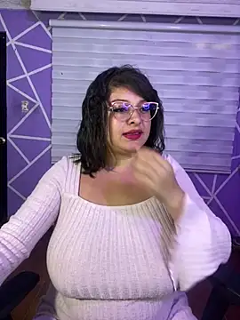 MiiaaJoness webcam