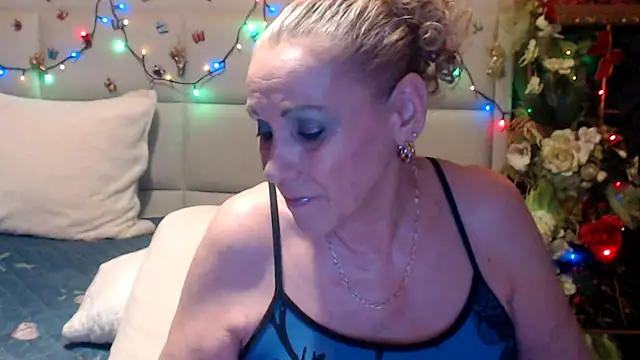 HappyWomanOn webcam