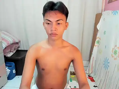 urguy_marco (M twink) - Ready to cum in public <3