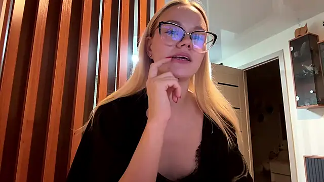 miacashe (F teen) - Light hair flip with eye contact 🔥