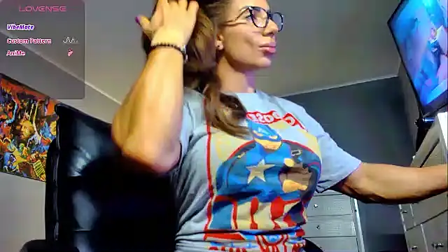 Alesyamuscledoll@xh webcam