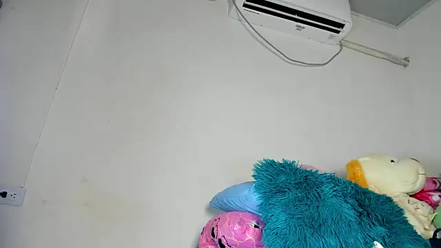 vennuss19 (F young) - Oil on juicy ass + spanks