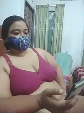 momo_loves webcam