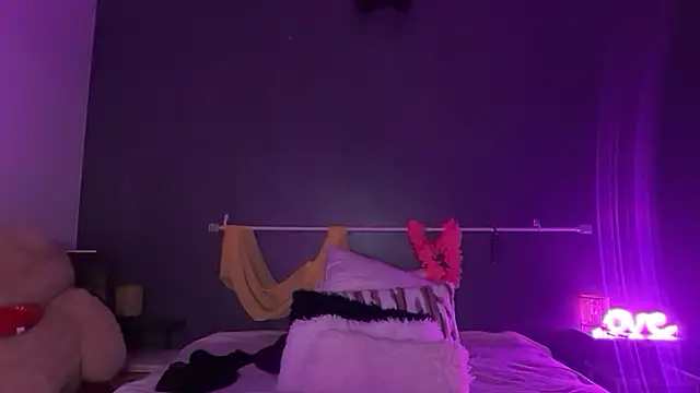 goddessnatasha (F young) - squirt  with the black dildo & suck tits