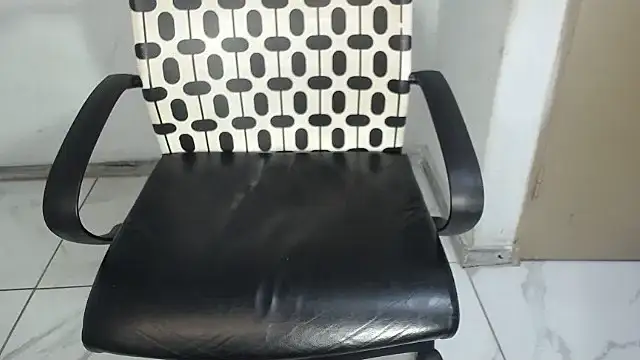 Live webcam thumbnail of BootySoYummyX featuring #girls