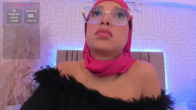 naishaa_ live cam on StripChat